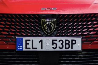 Nálepku vzdorující EU na SPZ zvládnete před zákonem obhájit. Přes technickou ale neprojde