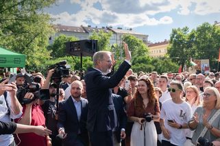 Poprvé od listopadu 1989 mám obavy, burcoval Fiala voliče v Praze - Novinky