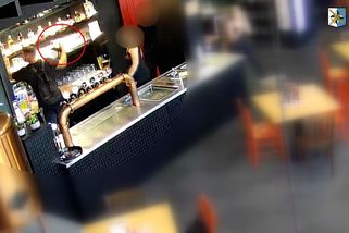 Strkanice v ostravské restauraci: Muž přes odpor obsluhy ukradl historickou helmu, policie zveřejnila video - Novinky