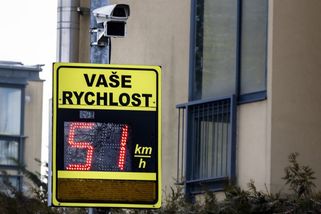 Glosa: Vláda našla nového nepřítele. Šikanu motoristů zákeřnými radary - Seznam Zprávy
