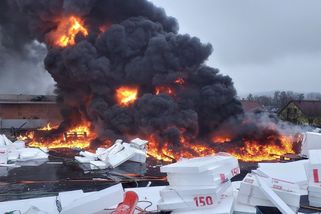 Na stavbě domu seniorů u Brna hořel polystyren, dým byl vidět na kilometry daleko - Novinky