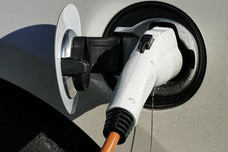 Plug-in hybridy znečišťují téměř stejně jako benzinová auta, uvádí analýza - Ekolist.cz