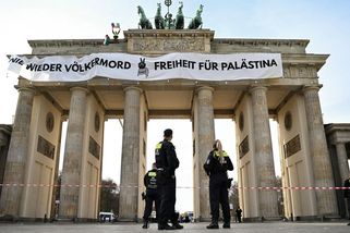 Propalestinští aktivisté vylezli v Berlíně na Braniborskou bránu - Seznam Zprávy