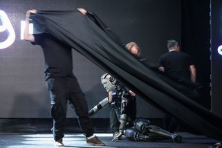 Rusové se chlubili humanoidním AI robotem. Naprosté fiasko pak narychlo skrývali oponou - Novinky