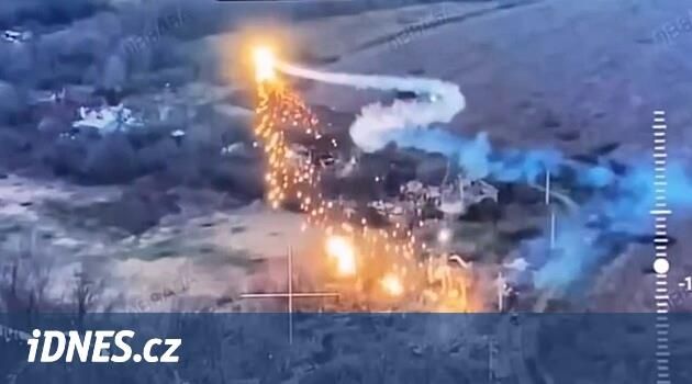 VIDEO: Ohnivý drak v akci. Ukrajinci ukázali, jak kropí Rusy termitem - iDNES.cz