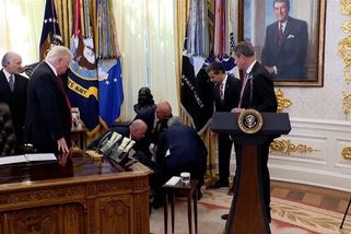 Drama v Oválné pracovně. Vedle Trumpa zkolaboval na tiskové konferenci starší muž - Novinky