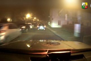 Řidič toyoty zběsile ujížděl před plzeňskými policisty, nakonec přehlédl sloupek - Novinky