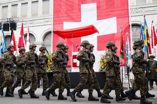 Velitelka švýcarské armády zmlátila rekruty. Koupili si u benzinky pivo - Novinky