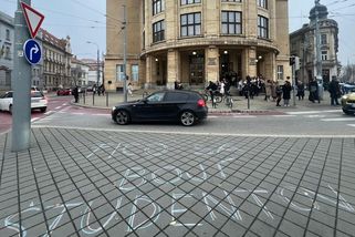 Obrazem: Sametová křídová. Slovenské chodníky plní vzkazy Ficovi - Seznam Zprávy