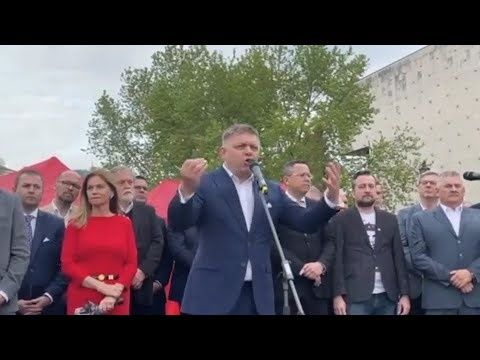 Po Blahovom hecovaní ľudia vulgárne nadávali prezidentke, vedenie Smeru sa smialo.