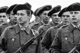 Pakárna, šikana, ale i hrdinství. Jak to za socialismu chodilo na vojně? A měla by být opět povinná? - Proženy.cz