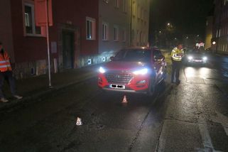 Žena v Šumperku přecházela silnici deset metrů od přechodu a srazilo ji auto - Novinky