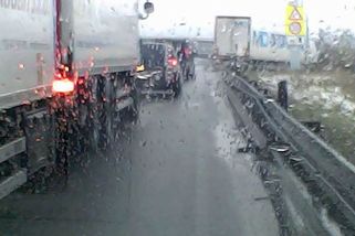 Kamion v Praze se tlačil na osobák, ve kterém si rodiče odváželi miminko z porodnice - Novinky