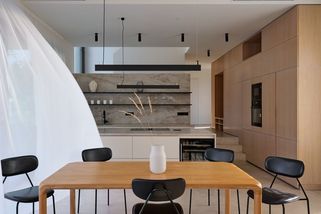 Dům v Čakovicích klame vzhledem: Zvenčí nabízí prostý tvar, uvnitř rozpoutá hru různých úrovní - Novinky