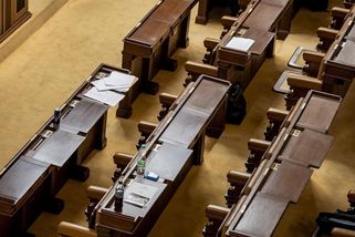 Lidé politikům nevěří a považují je za vypočítavé - Novinky