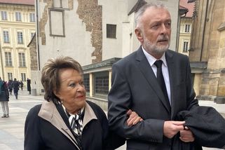 Poslední rozloučení s Dominikem Dukou: Dorazila zdrcená Bohdalová a vedle Václava Klause usedla nečekaná osoba
