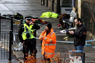 Britská prokuratura obvinila útočníka z vlaku z 11 pokusů o vraždu - Novinky