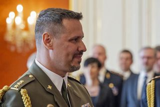 Útok v brněnském klubu na generála Hyťhu zachytily kamery. Útočník byl namol opilý - Novinky