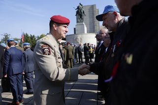 Prezidentův "polibek smrti"? Nastupující Babišova vláda vymění důležitého velitele