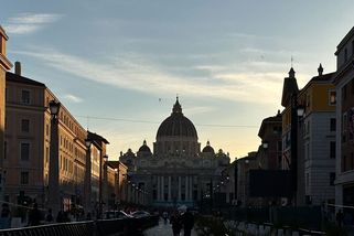 Propuštěni kvůli sňatku. Moderní Romeo a Julie vyhráli soud s Vatikánskou bankou - Seznam Zprávy