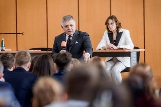 Podporujete válku, jeďte si na Ukrajinu, hrdinové! Fico pohovořil se studenty v Popradu - Novinky