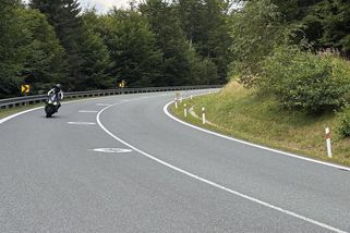 Na českých silnicích se objevují elipsy, jde o nové značení pro motorkáře - Novinky