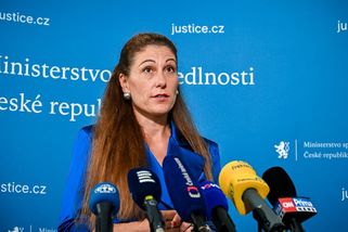 SATIRA: Připravte si účtenky. Eva Decroix chce zkontrolovat všechno od roku 1990 - Médium.cz