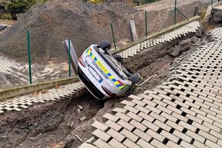 Sesuv svahu převrátil v pražských Stodůlkách auto městské policie - Novinky