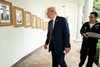 Místo portrétu Bidena podpisový automat, Trump představil zeď slávy - Seznam Zprávy