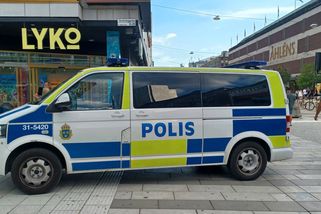 Dvoupatrový autobus ve Stockholmu narazil do zastá...