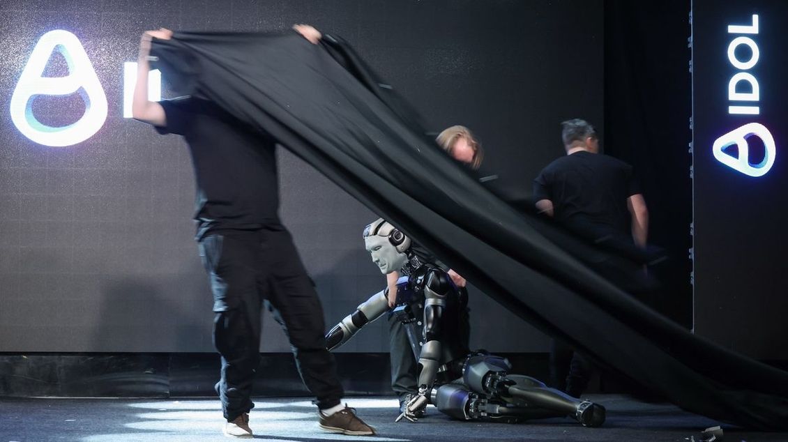 Rusové se chlubili humanoidním AI robotem. Naprosté fiasko pak narychlo skrývali oponou - Novinky