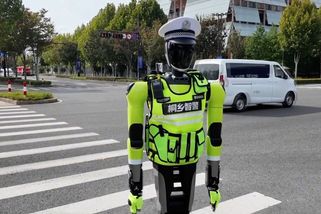 Křižovatku v Číně řídí robot v policejní uniformě - Novinky
