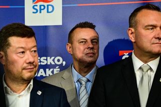Poslanecký klub SPD hrozí nestabilitou. Okamura musí uspokojit Rajchlovy potřeby, míní politolog - Novinky