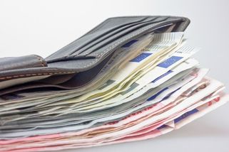 Dlužníci klamou a aby dosáhli odložení splátek, vymlouvají se na nemoci nebo lžou o úmrtí blízkých - Médium.cz