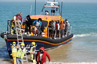 Britská vláda zpřísní podmínky pro migranty, zruší automatické dávky - Novinky