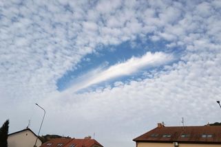 Nad Českem se objevily pozoruhodné díry v oblačnosti - Novinky