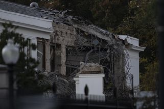 Fotky z demolice části Bílého domu. Trump buduje taneční sál - Seznam Zprávy