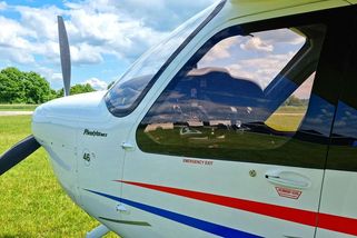 Jak náš akrobatický pilot se svou šestičlennou rodinou utekl na západ v dvoumístném letadle - Médium.cz