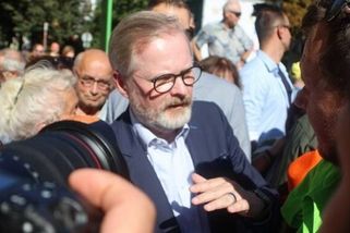 Profesůrek přijede, urážky a ochranka za zády. Kamera zachytila Fialův průchod nenávistným davem