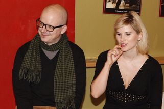 Dcera Elišky Balzerové je jako mámino dvojče. Adéla bydlí u rodičů, pracuje jako dramaturg v divadle - Médium.cz