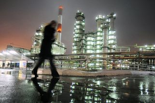 Ruské zisky z ropy a plynu se prudce propadají - Novinky