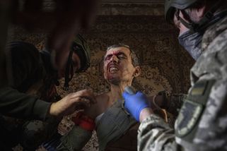 Ukrajinské vojáky ničí neviditelný sok. Plynatá sněť má takřka 100% smrtnost, lékaři se děsí