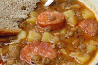 Nejlepší čočková polévka je s klobásou a bramborami: Hustá, sytá a voňavá okamžitě zahřeje a zlepší náladu