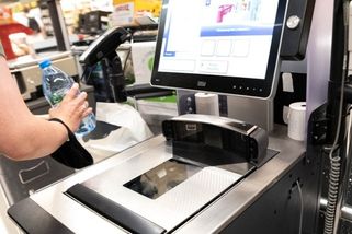 Sekuriťák místo obsluhy? Samoobslužná pokladna mě málem zlomila