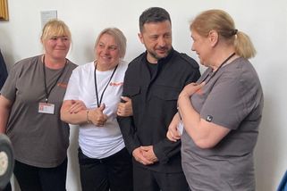 Zelenskyj dojal ve Sněmovně ukrajinské uklízečky, když se s nimi vyfotil - Novinky