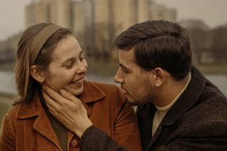 „Zakázané“ doteky za zdmi paneláků i chalup: tak vypadala láska v časech socialismu - Médium.cz