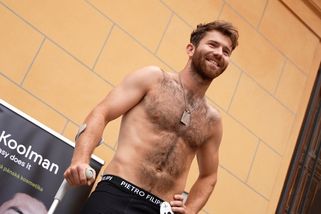 Finalistou Muže roku je i včelař, včely má na trenkách i ponožkách