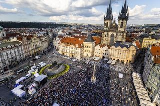 Obrazem: Komunisté a extremisté to s naší zemí nemyslí dobře, znělo Staromákem - Seznam Zprávy