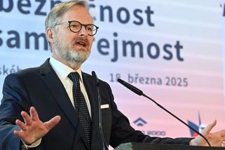 KOMENTÁŘ: Vládní bratrstvo asociální pracky zbrojí. Na oltář putují naše peněženky i duše