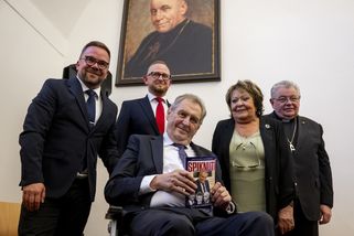 Ať Zemanův nakladatel nežárlí. Na křest spisků div...